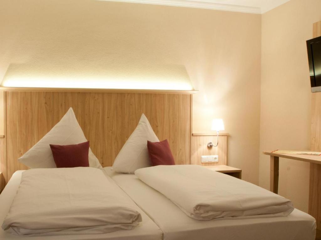 Postel nebo postele na pokoji v ubytování Hotel-Gasthof Sperrer