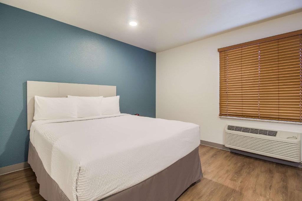 WoodSpring Suites Houston La Porte - Standard Queen Room - Non-Smoking