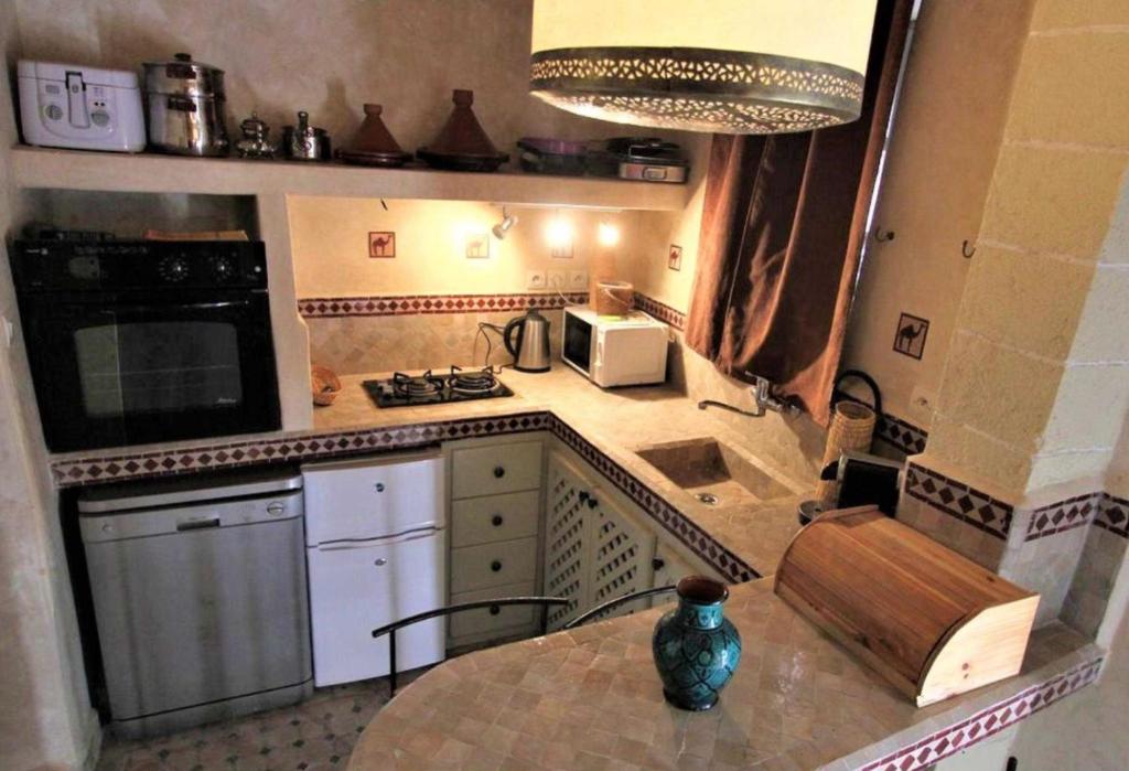 Cuisine ou kitchenette dans l'établissement Dar Farah, riad au coeur de la médina