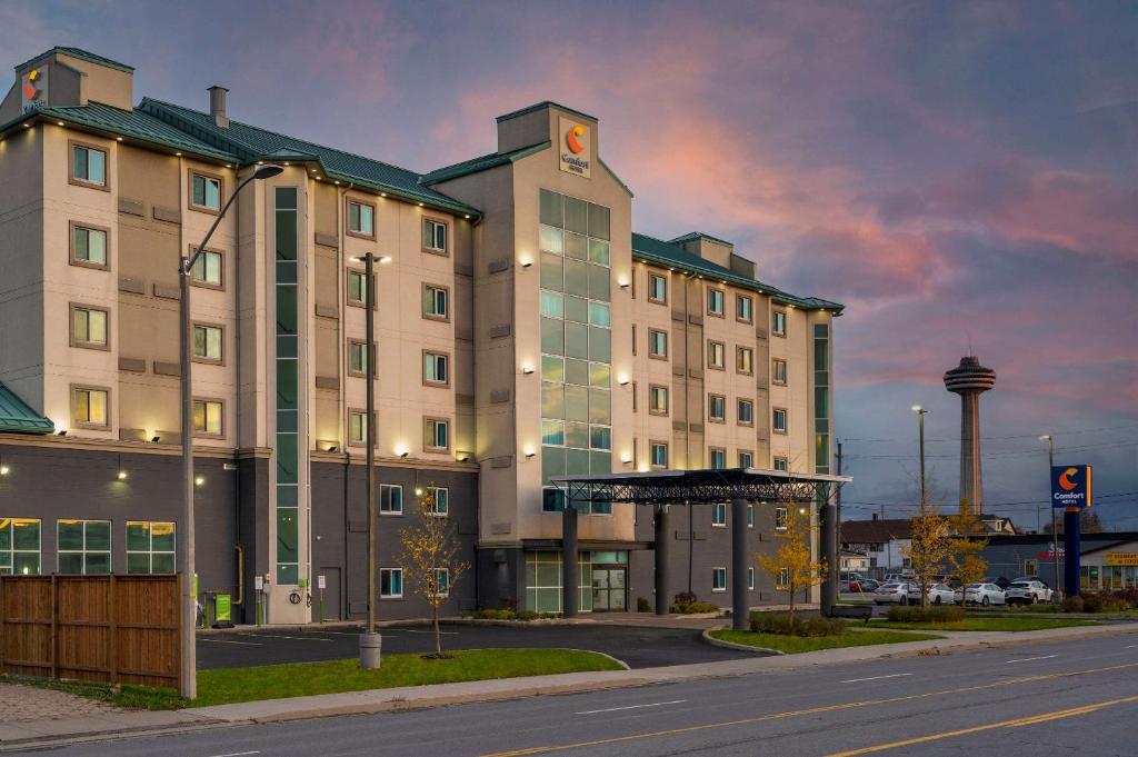 un grand bâtiment avec une rue en face dans l'établissement Comfort Hotel, à Niagara Falls