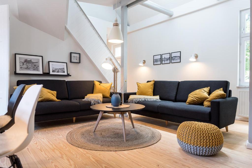 sala de estar con sofá y mesa en fewo1846 - flensBURG - komfortable Maisonettewohnung für 6 Personen mit Dachbalkon im 4 OG, en Flensburg