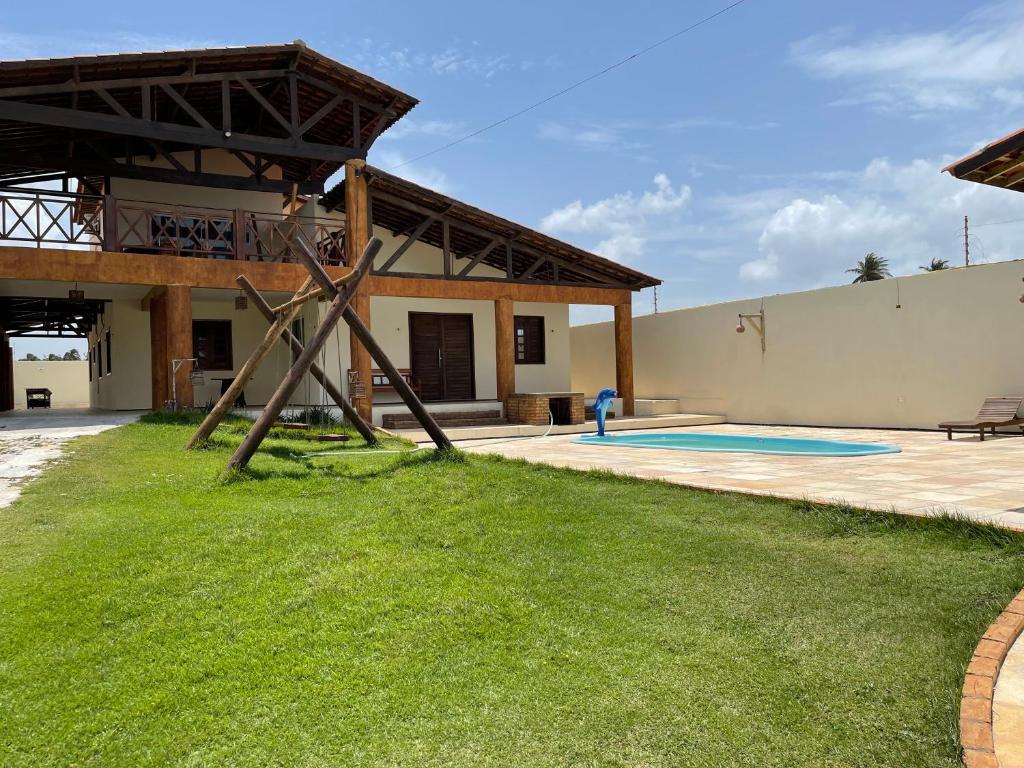 ein Haus mit einem Pool im Garten in der Unterkunft Casa du Vento in Cruz