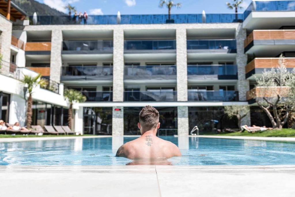 Bazén v ubytování Stroblhof Active Family Spa Resort nebo v jeho okolí