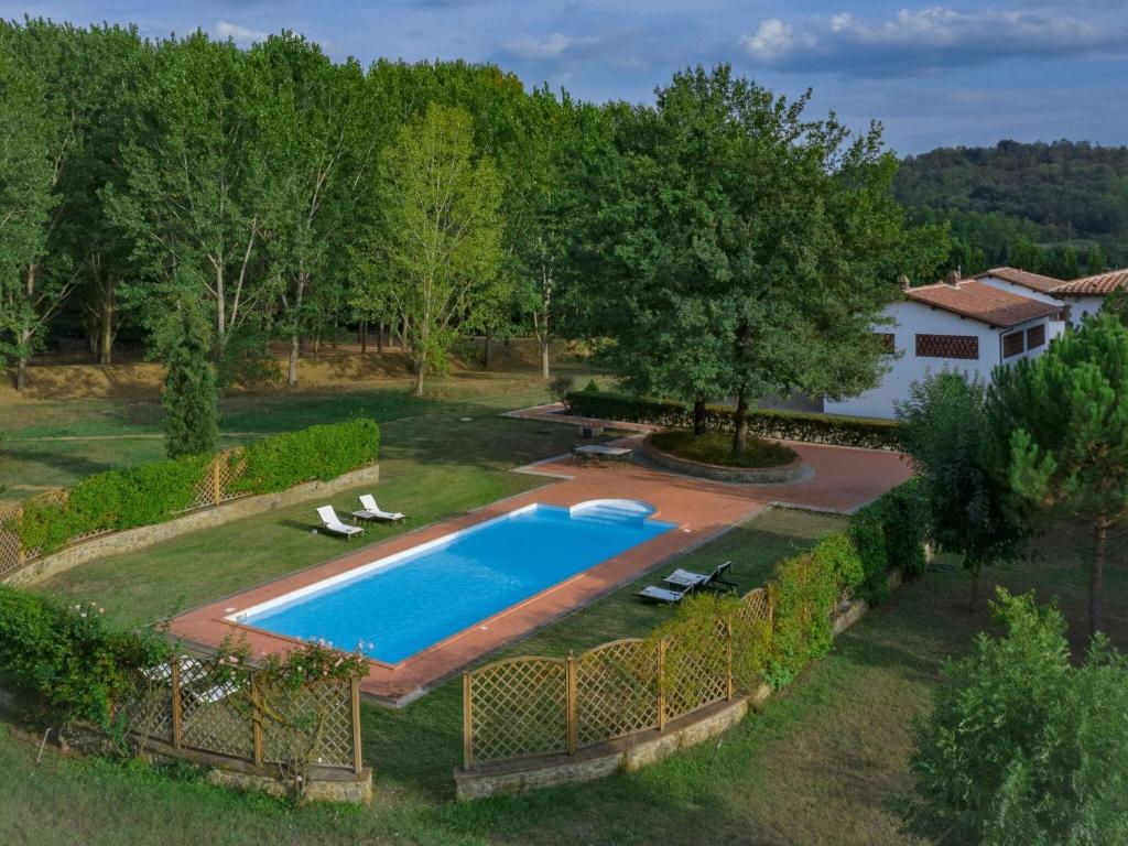 an overhead view of a swimming pool in a yard at Belvilla by OYO Villa Iole in Reggello
