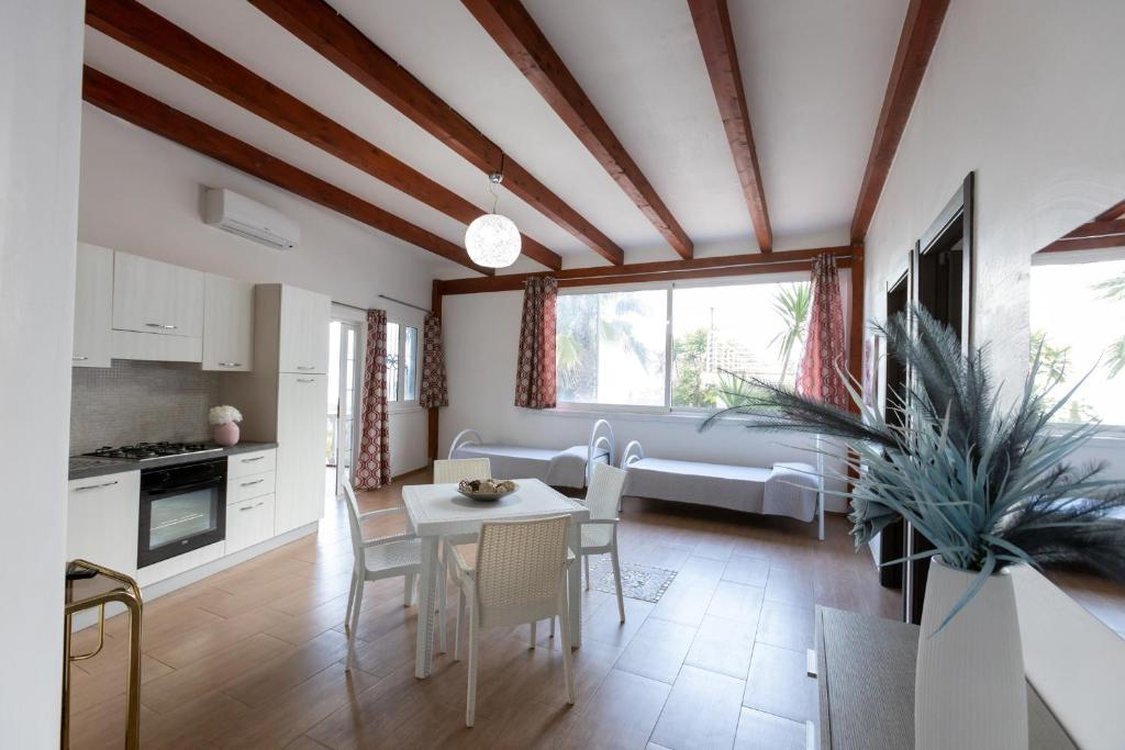A kitchen or kitchenette at Residence Emarine