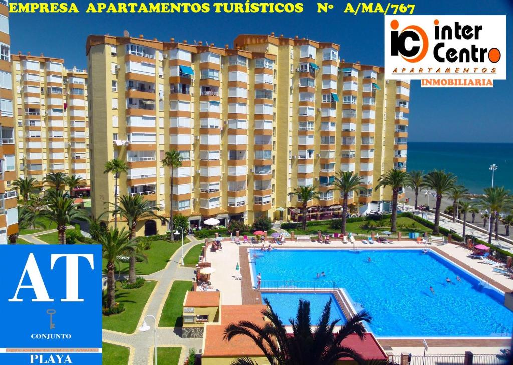 vista su un resort con piscina di Apartamentos Intercentro Algarrobo-Costa APARTAMENTOS TURÍSTICOS -INMOBILIARIA a Algarrobo-Costa