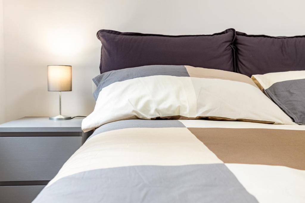 Łóżko lub łóżka w pokoju w obiekcie Vomero Deluxe Apartments