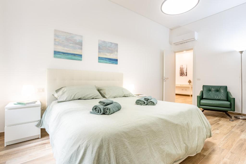 Łóżko lub łóżka w pokoju w obiekcie Vomero Deluxe Apartments