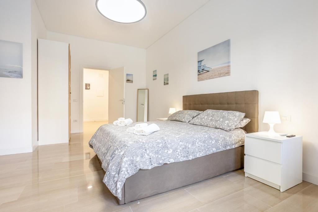 Łóżko lub łóżka w pokoju w obiekcie Vomero Deluxe Apartments