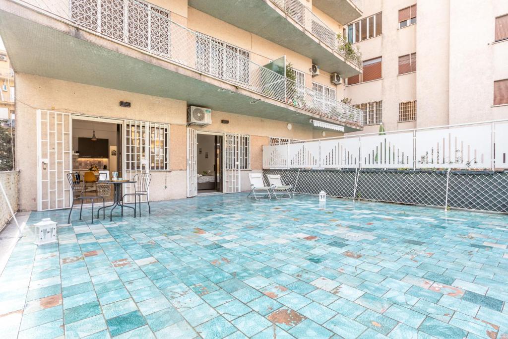 pusty dziedziniec budynku ze stołem i krzesłami w obiekcie Vomero Deluxe Apartments w mieście Neapol