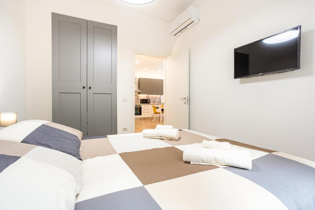 sypialnia z dużym łóżkiem i telewizorem z płaskim ekranem w obiekcie Vomero Deluxe Apartments w mieście Neapol
