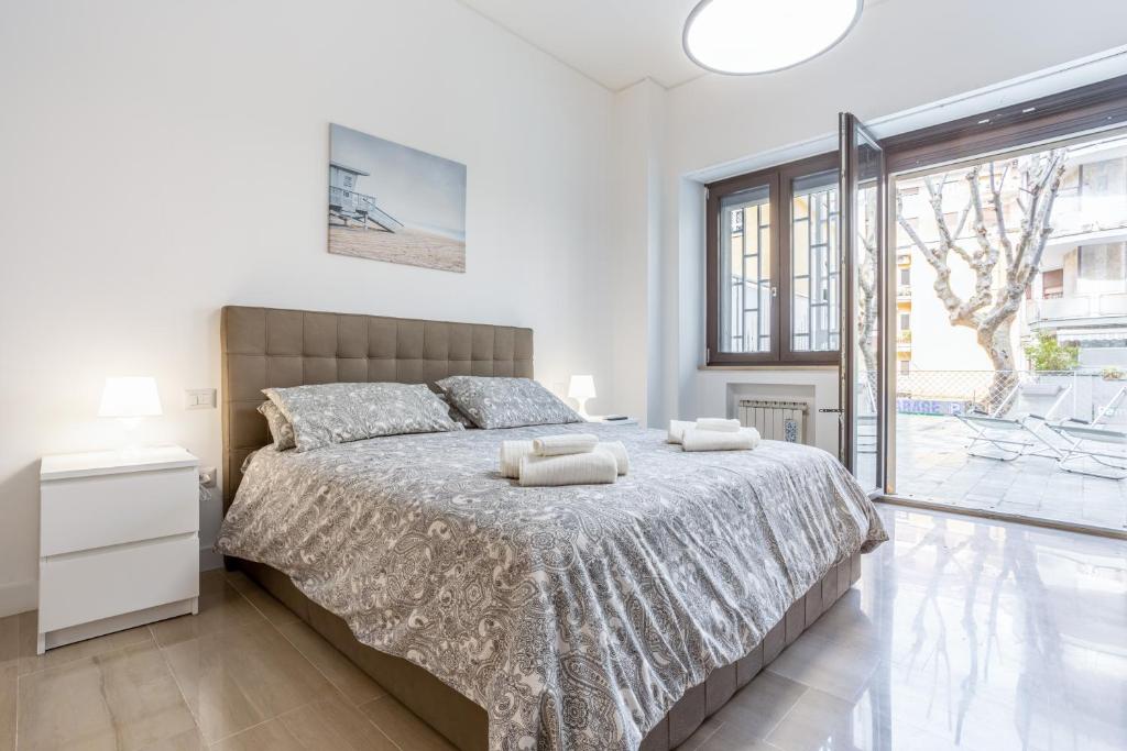 sypialnia z łóżkiem i dwoma ręcznikami na nim w obiekcie Vomero Deluxe Apartments w mieście Neapol