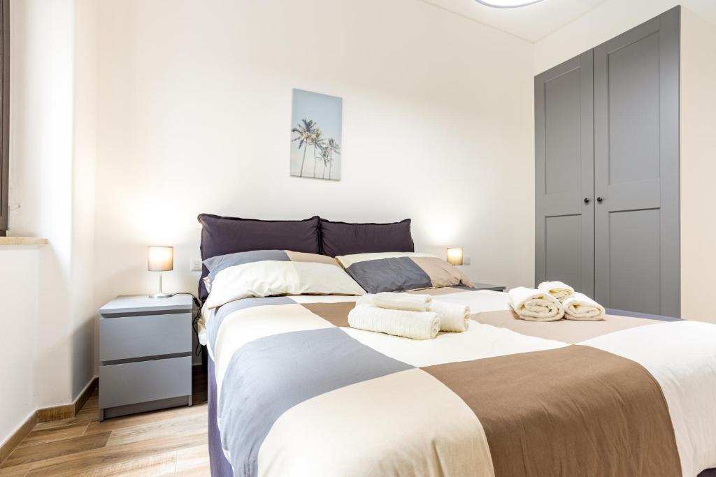 Łóżko lub łóżka w pokoju w obiekcie Vomero Deluxe Apartments