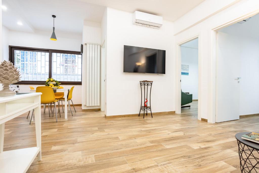 Telewizja i/lub zestaw kina domowego w obiekcie Vomero Deluxe Apartments