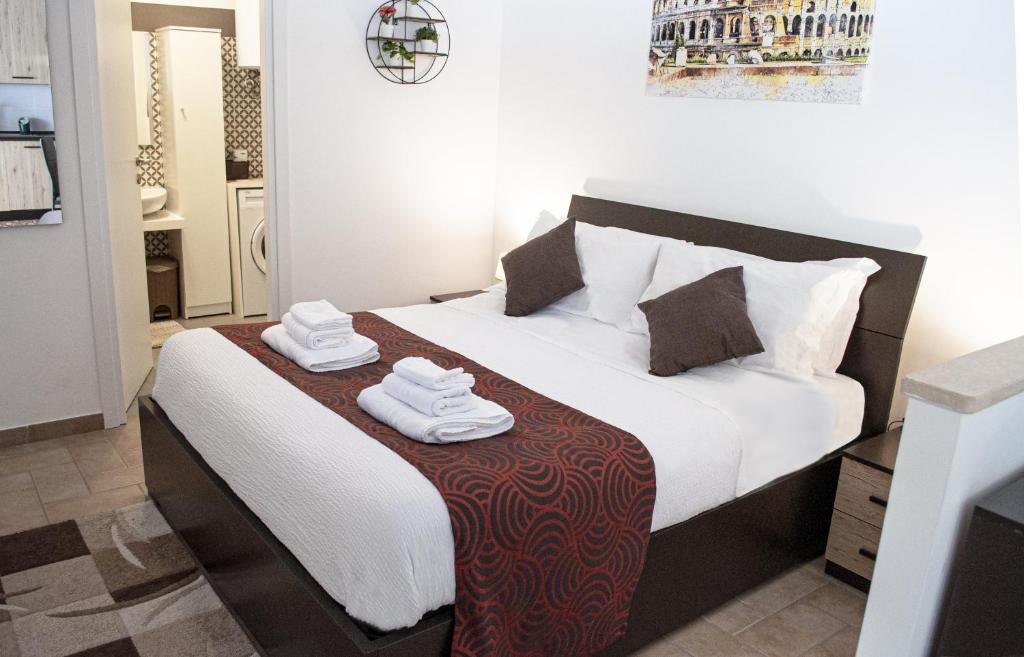 A bed or beds in a room at Borgo San Lorenzo Roma