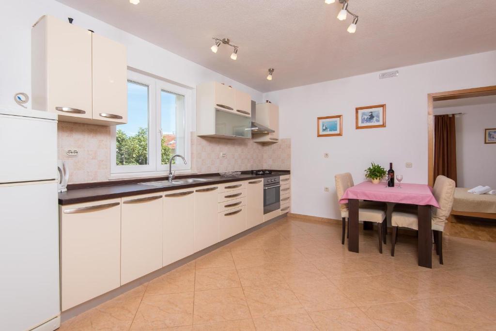 Kuchyňa alebo kuchynka v ubytovaní Apartments Darjan