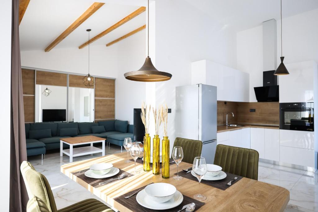 a kitchen and dining room with a table and chairs at Timm apartment in Vir