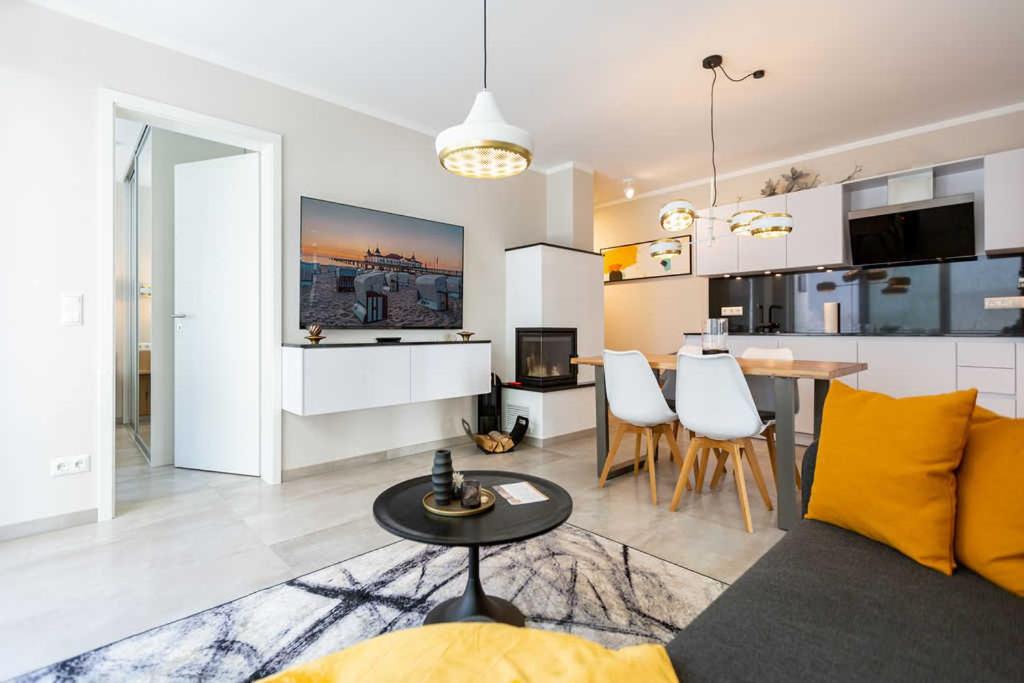 una sala de estar con un sofá y una mesa en Quartier 7 App 03, en Ahlbeck