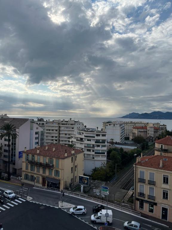 une ville avec des bâtiments et des voitures dans une rue dans l'établissement BAY, à Cannes