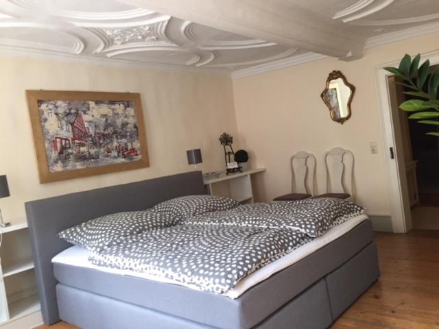 1 dormitorio con 1 cama en una habitación en Lilienzimmer en Karlstadt