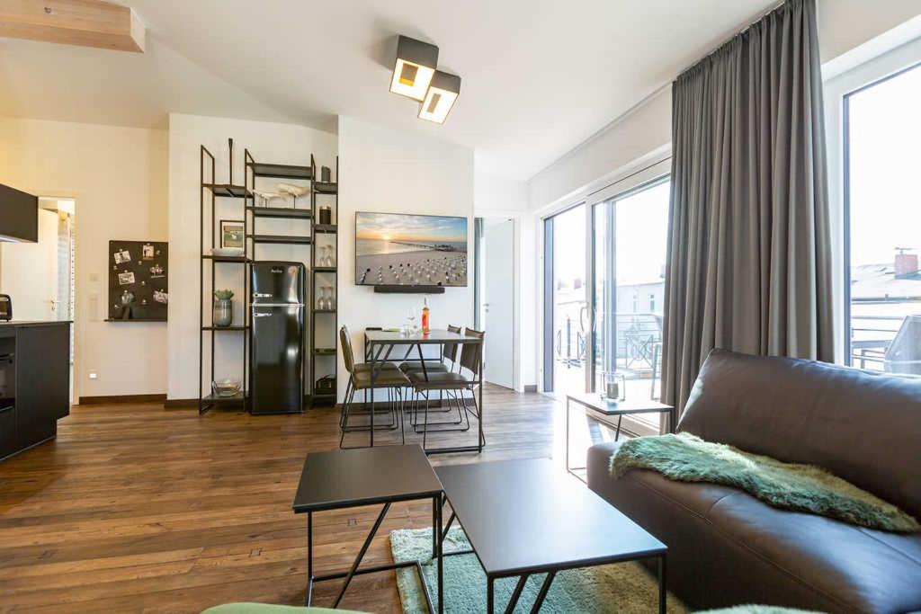 una sala de estar con un sofá y una mesa en Quartier 7 App 13, en Ahlbeck