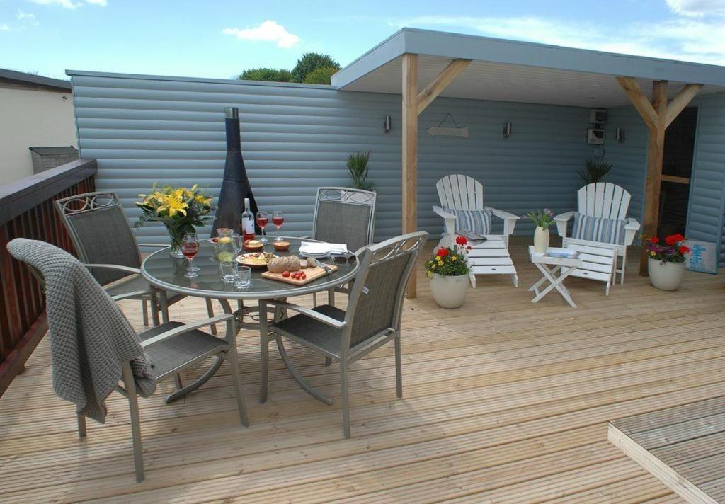 SandPipers Luxury hot tub lodge with 2 ensuites a private Sauna & BBQ terrace