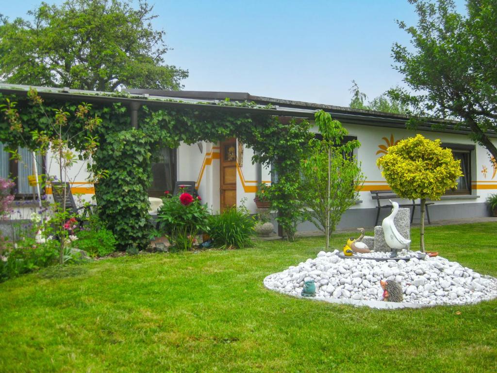 un jardín con una fuente de roca en el patio en Holiday Home Schneider by Interhome en Geschwenda