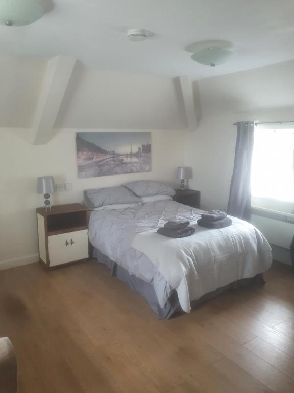 1 dormitorio con 1 cama con sábanas blancas y ventana en Three horse shoes en Durham