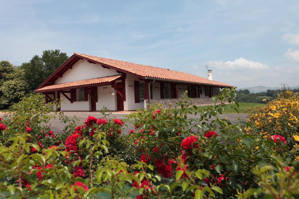 ein Haus mit vielen Blumen davor in der Unterkunft Chambres Zazpiak in Saint-Jean-Pied-de-Port