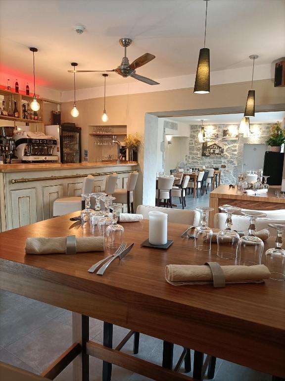 Nápoje v ubytování Auberge du Vieux Lanas Logis Hotel Restaurant