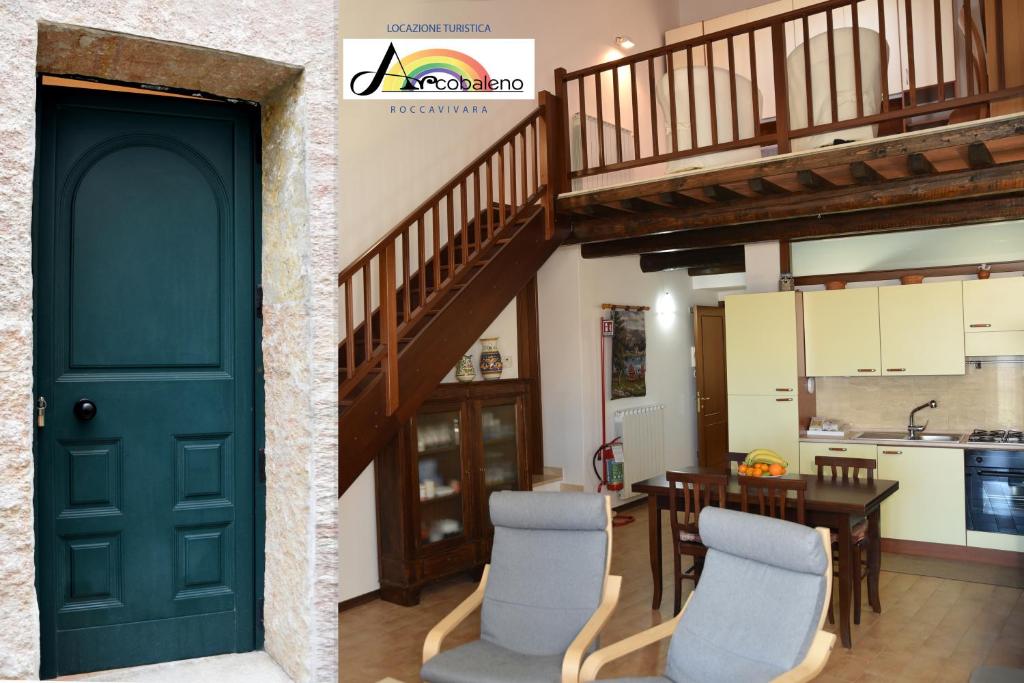 Habitación con puerta verde y cocina con mesa. en Locazione Turistica Arcobaleno "Family Loft", en Roccavivara