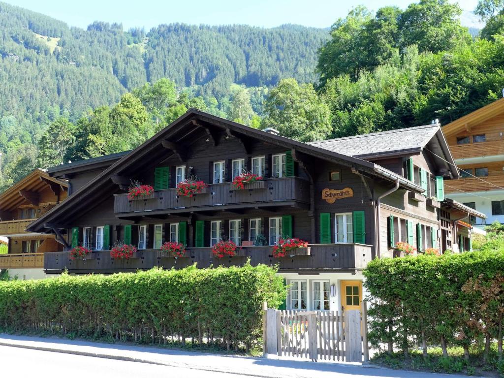 una casa con fiori sui balconi di Apartment Schwendihus by Interhome a Grindelwald