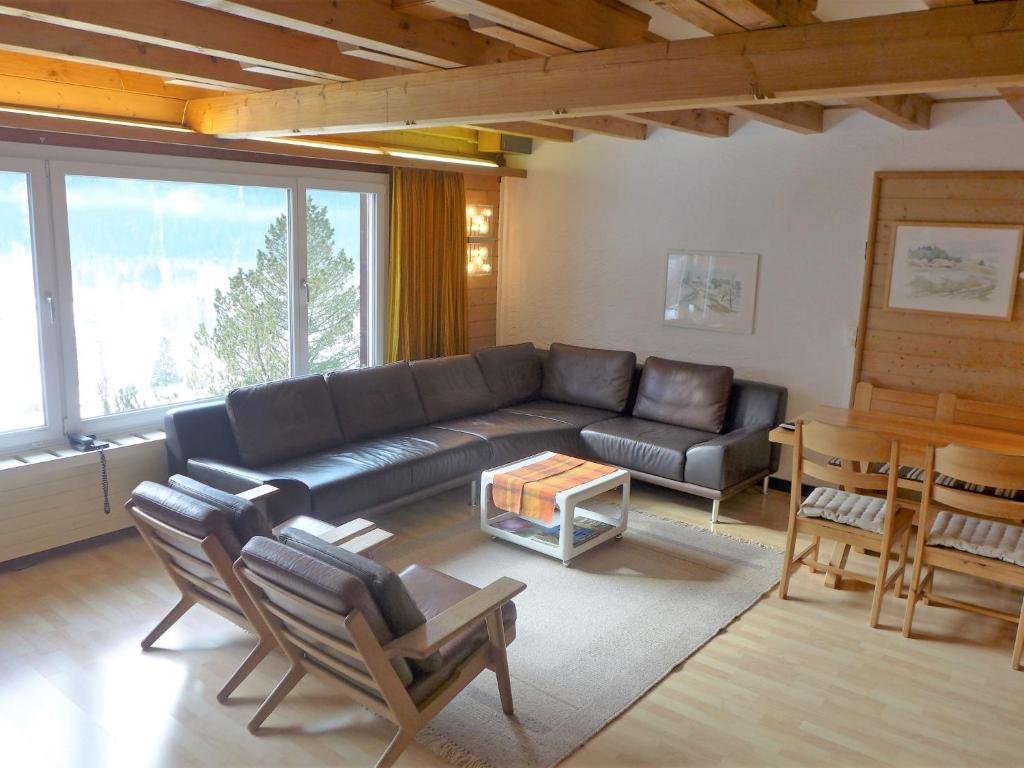 uma sala de estar com um sofá e uma mesa em Apartment Chalet Almis 5 by Interhome em Grindelwald