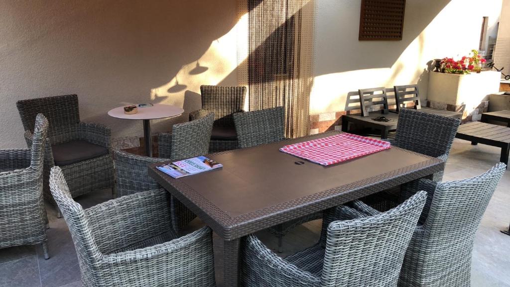 mesa y sillas en un restaurante con mesa y sillas en Il Pinguino d'Oro, 