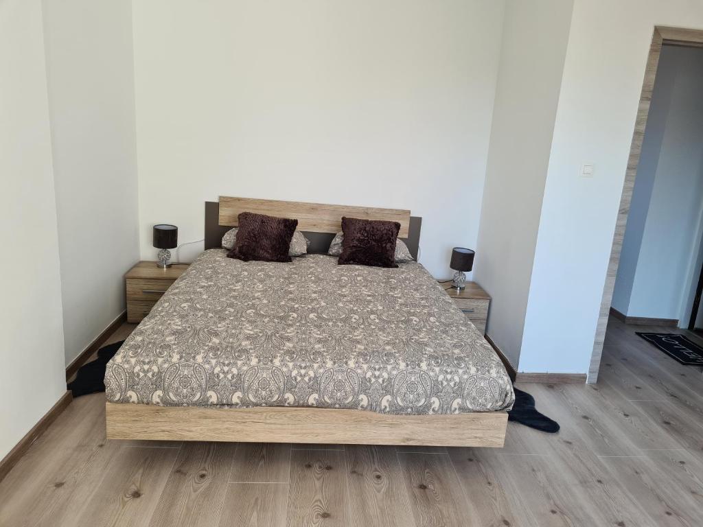 1 dormitorio con 1 cama grande en una habitación en Le bonheur 1 & 2 parking et wifi gratuits en Charleroi