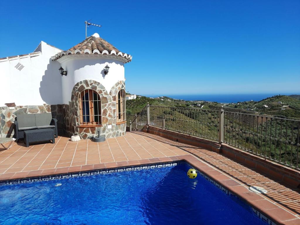 una villa con piscina e una casa di Holiday Home Tres Palmeras - FRG131 by Interhome a Frigiliana