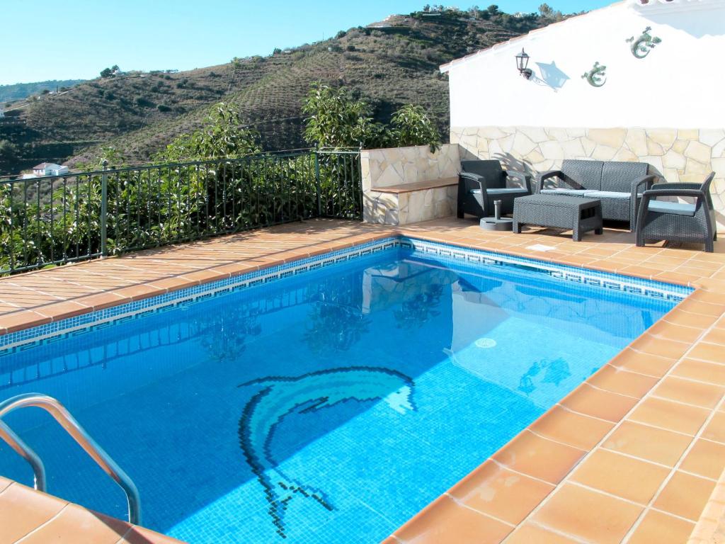 - une piscine d'eau bleue dans une maison dans l'établissement Holiday Home La Era - FRG130 by Interhome, à Frigiliana