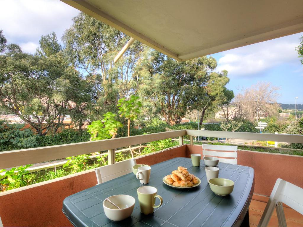 niebieski stół z talerzem jedzenia na balkonie w obiekcie Apartment La Croix du Sud-3 by Interhome w mieście Cavalaire-sur-Mer