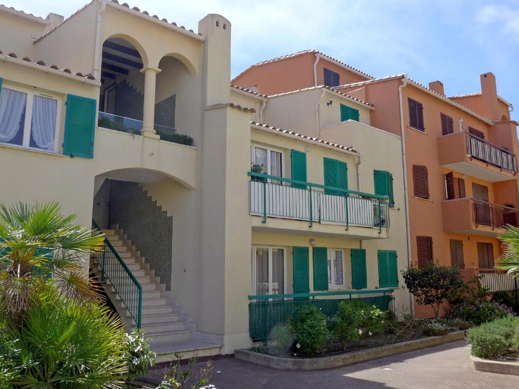 szereg budynków apartamentowych z balkonami i drzewami w obiekcie Apartment Porto di Mar-6 by Interhome w mieście Cavalaire-sur-Mer