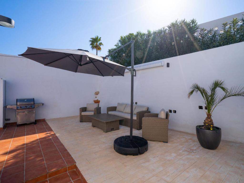 Patio lub wspólna przestrzeń na świeżym powietrzu w obiekcie Holiday Home La Lunella by Interhome