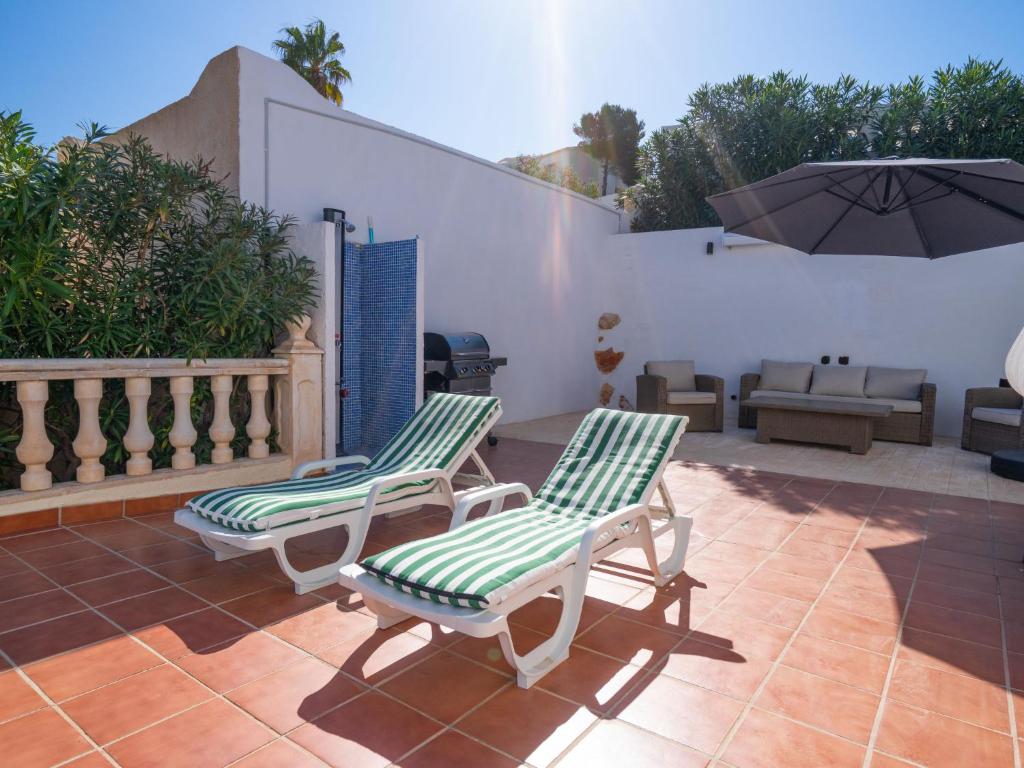 Patio lub wspólna przestrzeń na świeżym powietrzu w obiekcie Holiday Home La Lunella by Interhome
