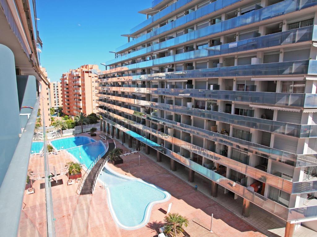 - Vistas al exterior de un edificio con piscina en Apartment Elegance-7 by Interhome, en Cala de Finestrat