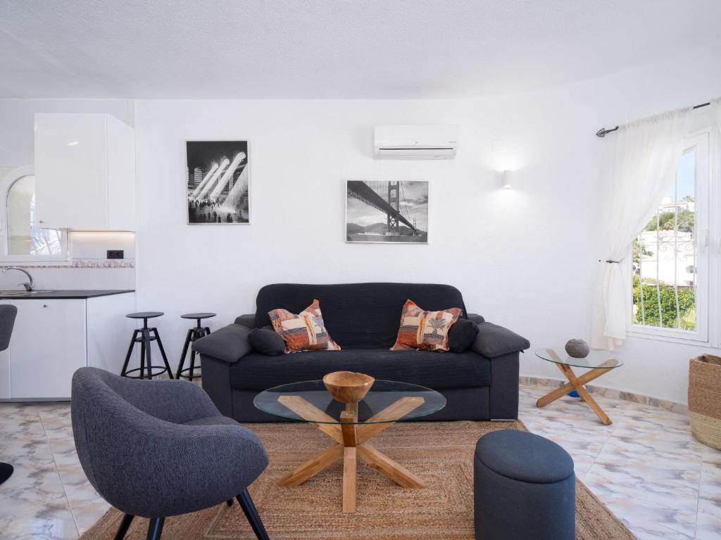 salon z niebieską kanapą i krzesłami w obiekcie Holiday Home La Lunella by Interhome w mieście Cumbre del Sol
