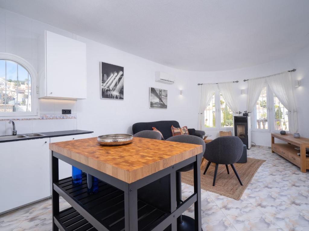 kuchnia i salon ze stołem i krzesłami w obiekcie Holiday Home La Lunella by Interhome w mieście Cumbre del Sol