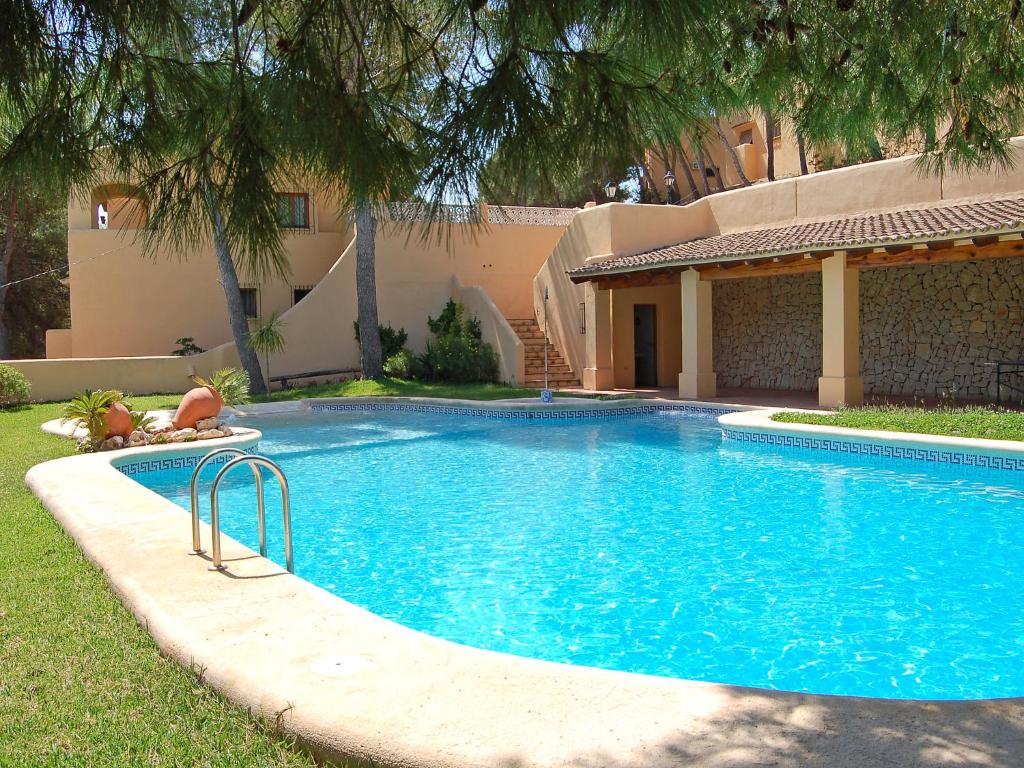 una piscina frente a una casa en Holiday Home Nuidoor by Interhome en Moraira