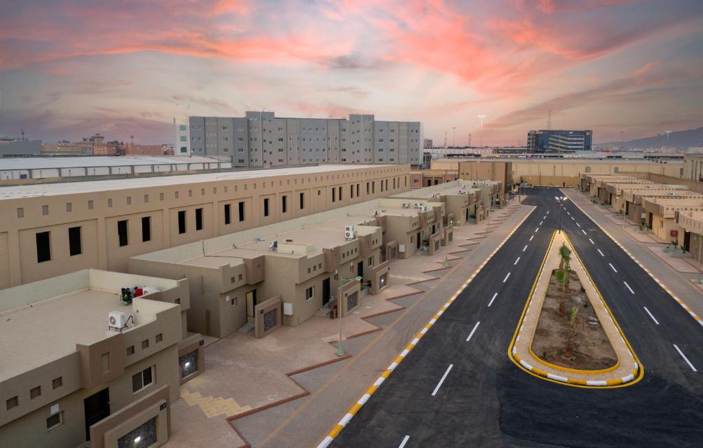een luchtzicht op een straat met gebouwen bij Mirada Gold Jizan - Resort & Private Pools in Jazan