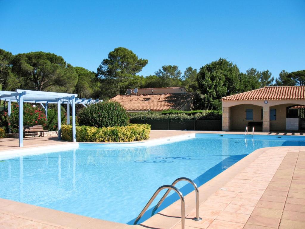 ラ・モットにあるHoliday Home Le Clos d'Azur 2 - LMO139 by Interhomeの家のある庭のスイミングプール