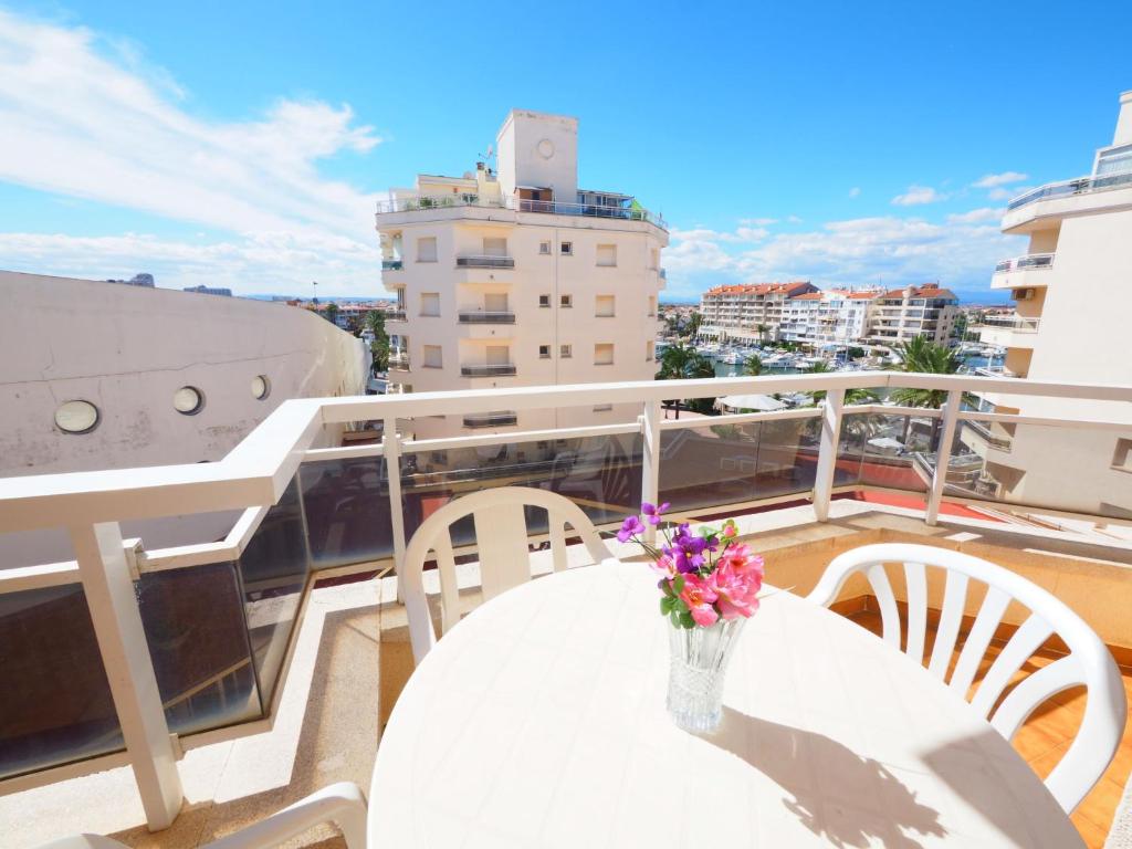 Un balcon sau o terasă la Apartment Club Nautic-12 by Interhome
