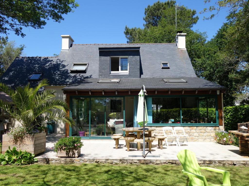 a house with a patio with a table and chairs at Holiday Home Villa Pallec by Interhome in Ploemel
