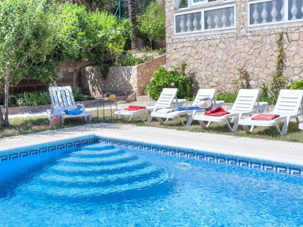 une piscine avec des chaises longues et une piscine dans l'établissement Holiday Home Cris by Interhome, à Mont Barbat